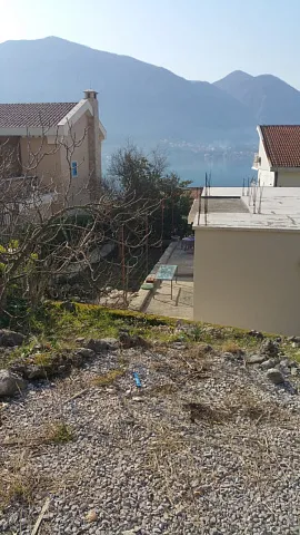 Zum Verkauf steht ein Haus mit großem Grundstück in Dobrota, — photo 44
